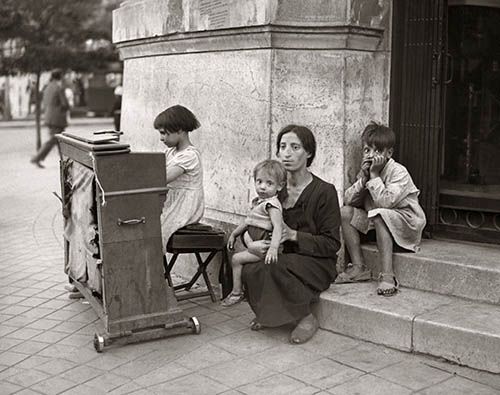 ART 060625 Madre Piano Madrid1930